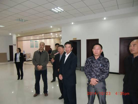 图为王雷理事长一行在泗县残联综合服务大厅参观学习。