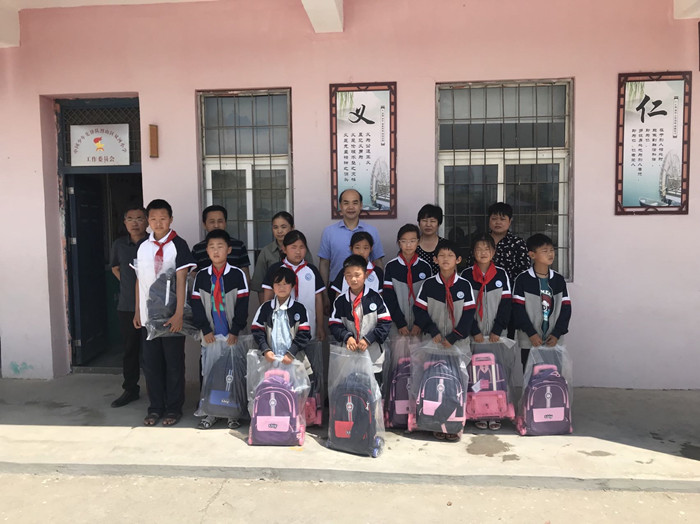 政协副主席张应中带队慰问双河小学儿童.jpg 政协副主席张应中带队慰问双河小学儿童.jpg